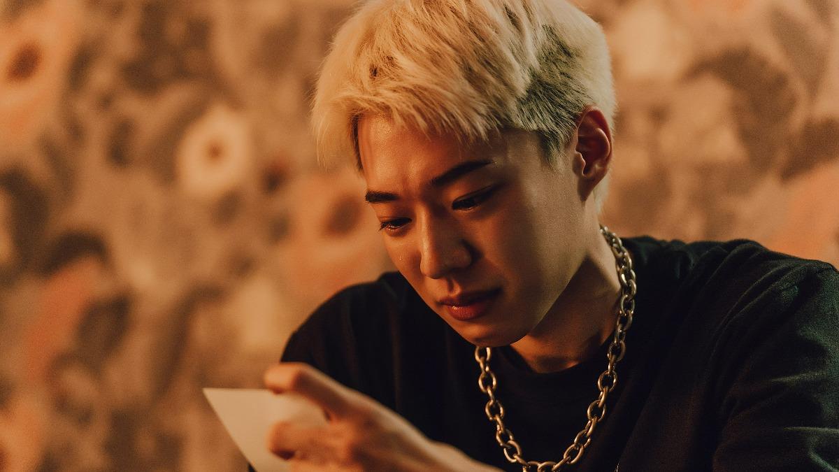 黃信赫送完母親最後一程,看著以往母子合照相當感傷。(圖/逆光電影股份有限公司提供)