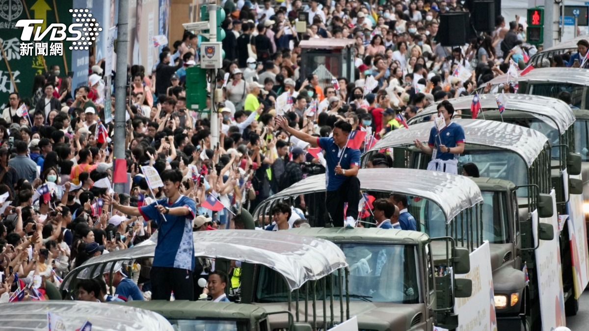 慶祝奧運英雄的歸來，大批民眾到場熱烈支持。（圖／區國強攝）