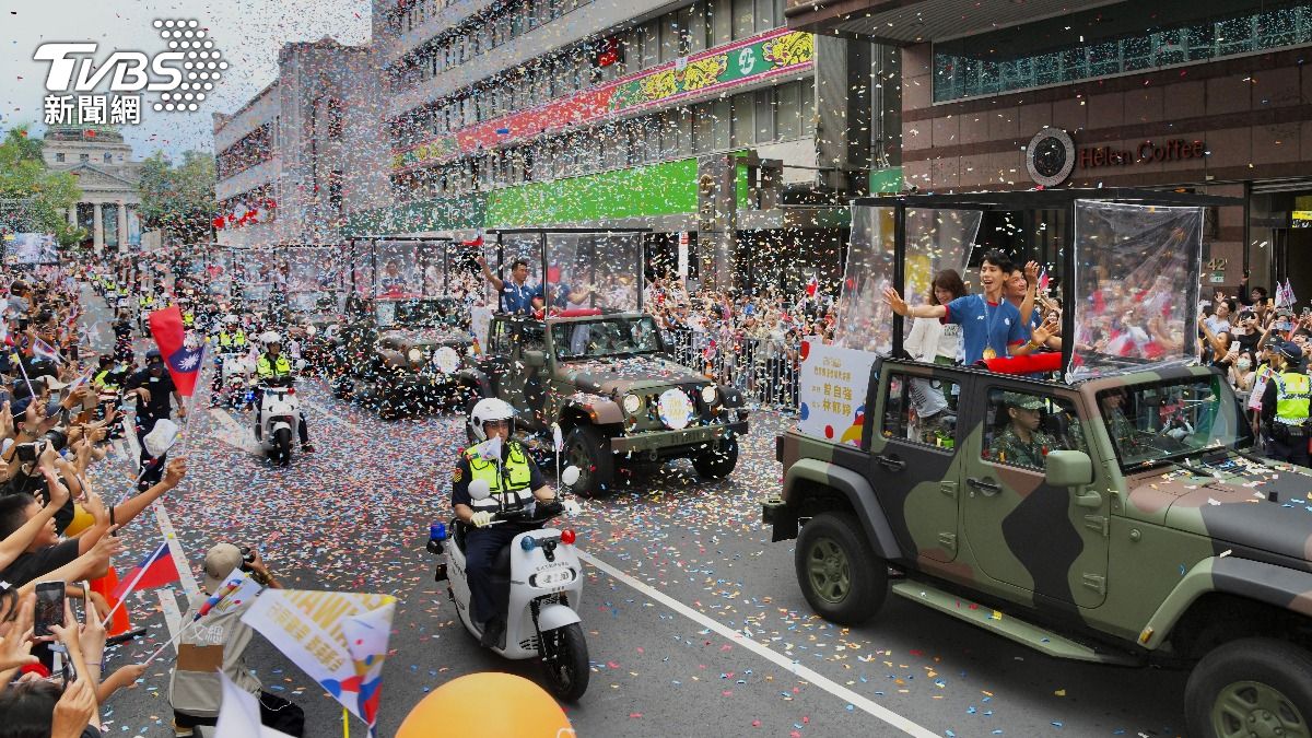 大批民眾到場,揮手、舉旗歡呼。(圖/胡瑞麒攝)