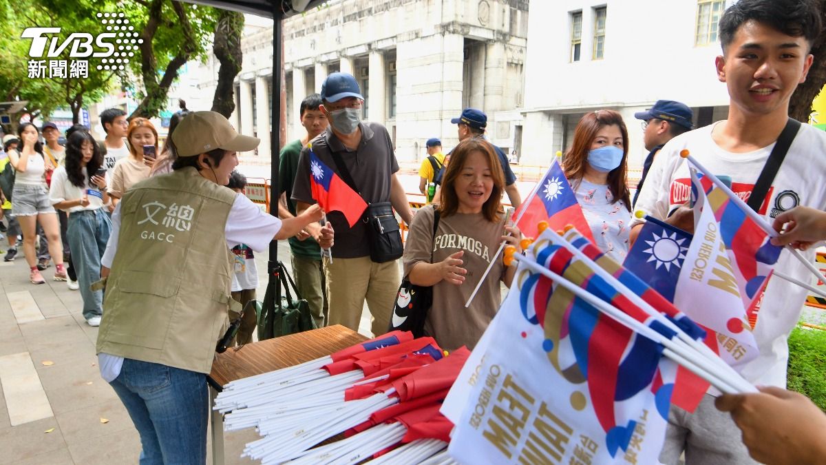 大批民眾排隊領取旗幟。(圖/胡瑞麒攝)