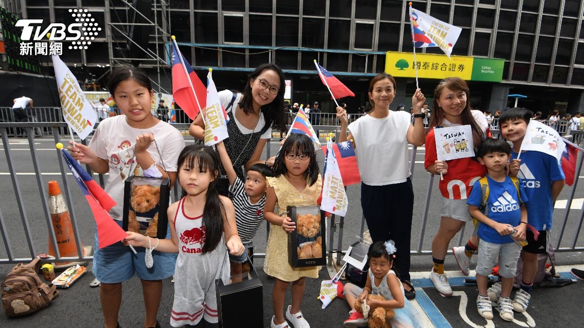 許多家長帶著小孩到場支持。(圖/胡瑞麒攝)