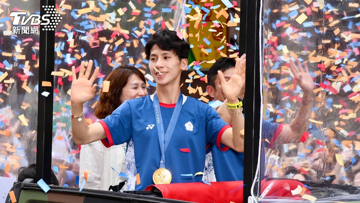 台灣女兒林郁婷向民眾揮手打招呼。（圖／胡瑞麒攝）