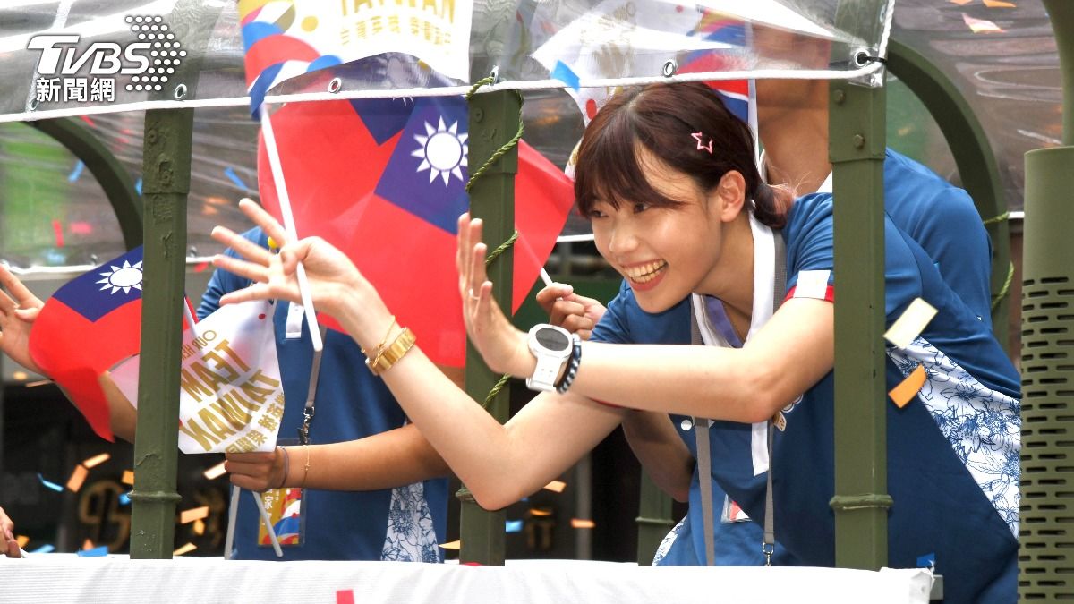 跆拳道好手羅嘉翎,熱情向民眾揮手。(圖/胡瑞麒攝)