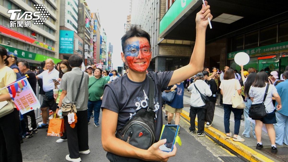 民眾將臉畫成國旗，到場與奧運好手見面。（圖／胡瑞麒攝）