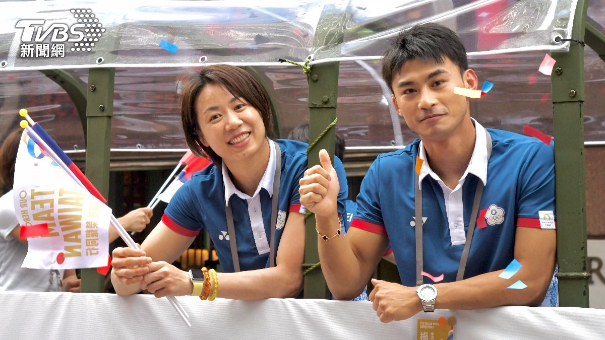 柔道好手連珍羚(左)、楊勇緯(右)一同向民眾打招呼。(圖/胡瑞麒攝)