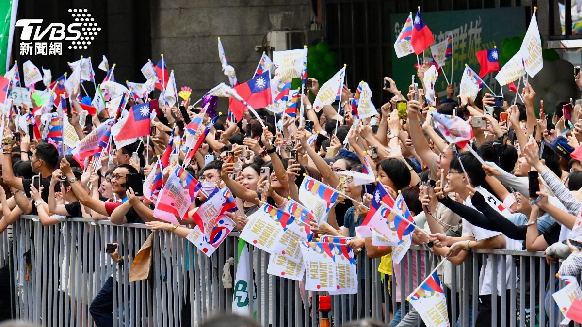 大批民眾到場支持、揮旗。(圖/胡瑞麒攝)