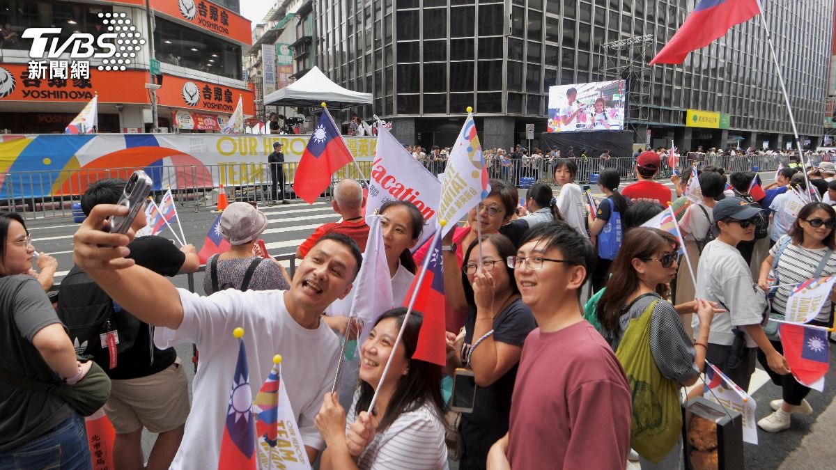 大批民眾到場支持、揮旗。（圖／胡瑞麒攝）