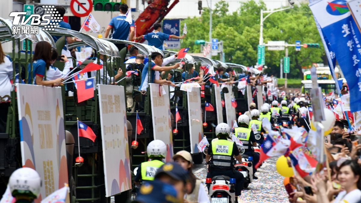 選手與民眾熱情互動。（圖／胡瑞麒攝）