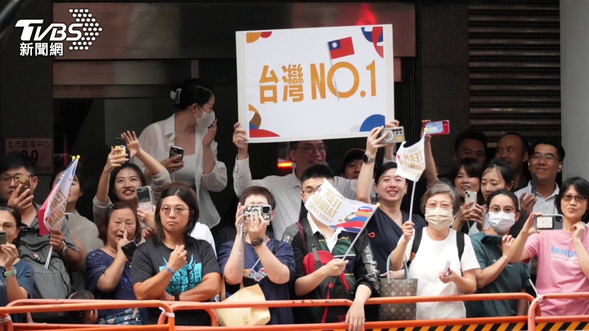 有民眾高舉自製「台灣NO.1」牌子。(圖/區國強攝)