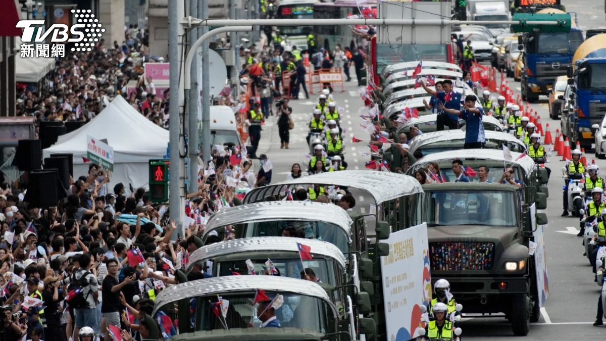 選手與民眾熱情互動。(圖/區國強攝)