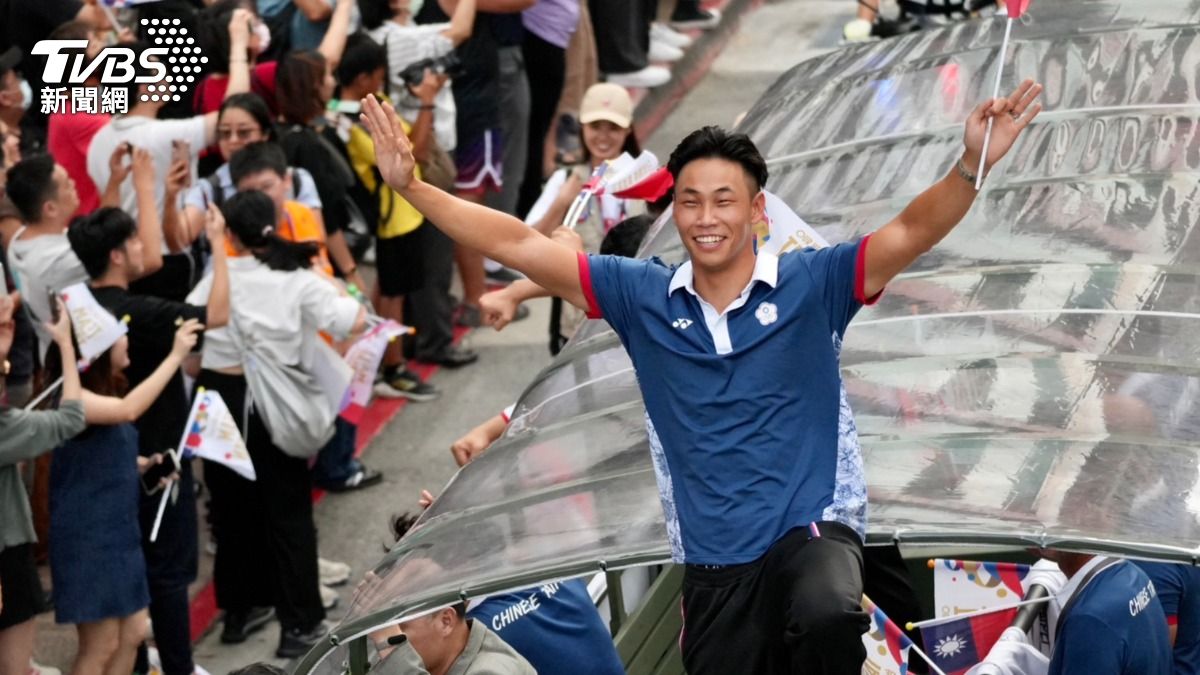 輕艇吳少璿熱情與民眾揮手。(圖/區國強攝)