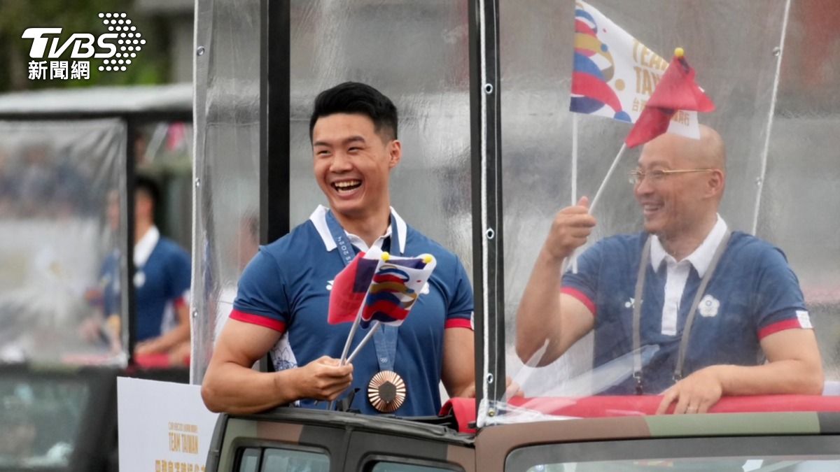 體操好手唐嘉鴻（左）、教練（右）。（圖／區國強攝）