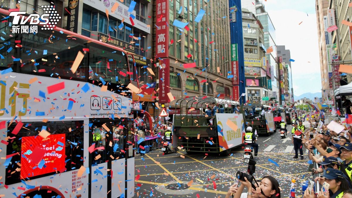 慶祝奧運英雄的歸來，大批民眾到場熱烈支持。（圖／胡瑞麒攝）
