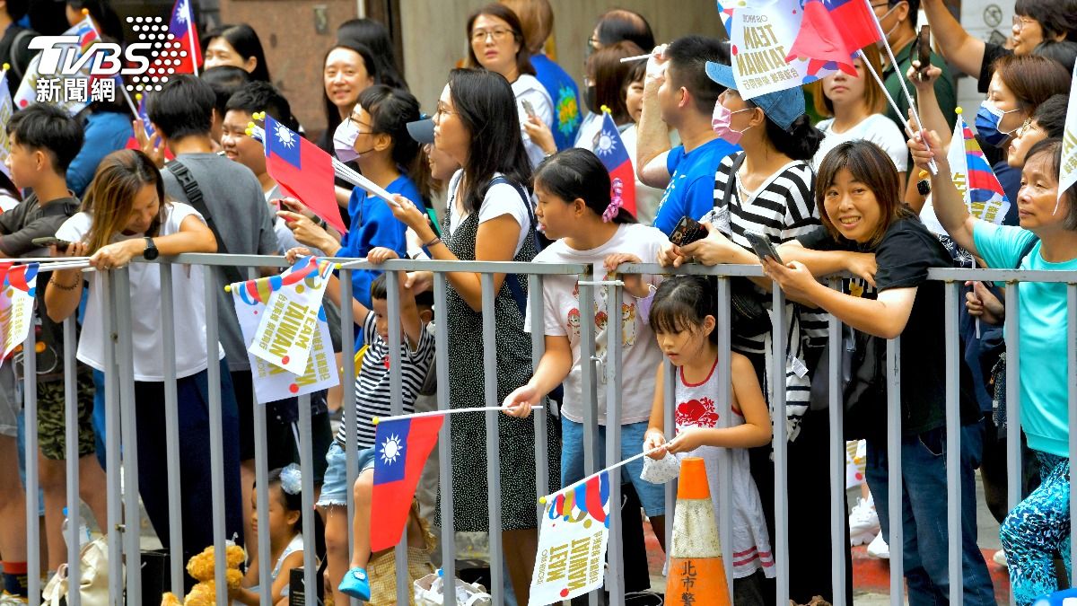 慶祝奧運英雄的歸來，大批民眾到場熱烈支持。（圖／胡瑞麒攝）
