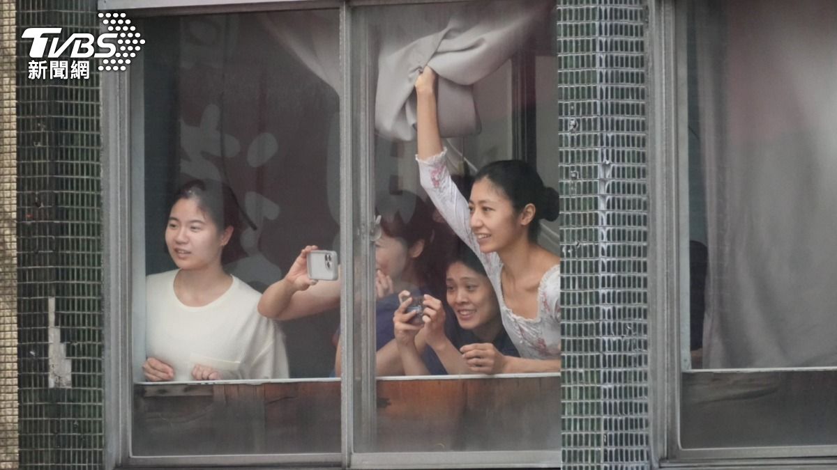 民眾從高樓參與遊行。(圖/胡瑞麒攝)