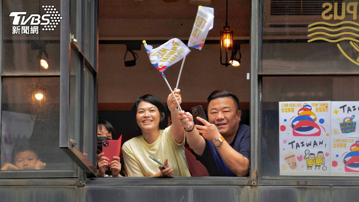 民眾從高樓參與遊行。（圖／胡瑞麒攝）