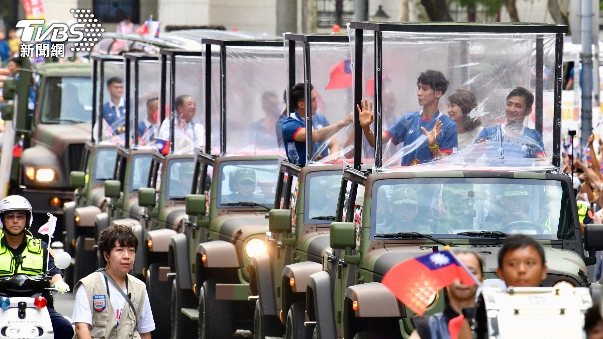慶祝奧運英雄的歸來,大批民眾到場熱烈支持。(圖/胡瑞麒攝)