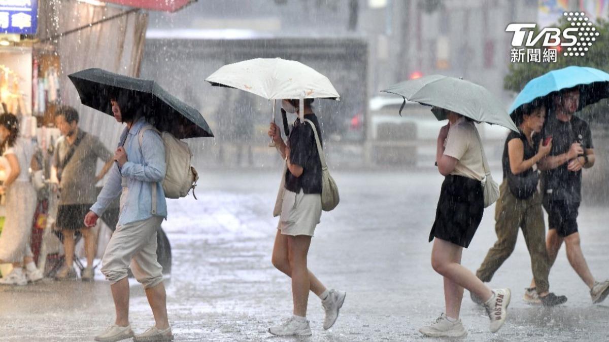 中南部地區及澎、金、馬不定時有短暫陣雨或雷雨。（圖／胡瑞麒攝）