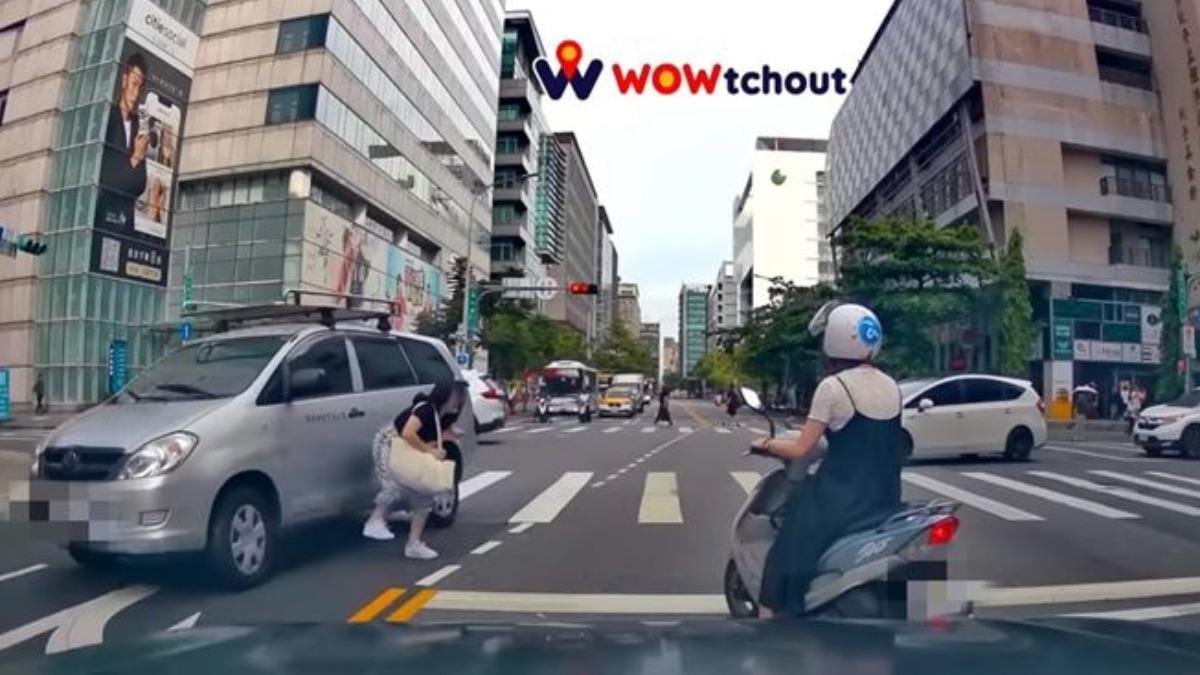 女子過馬路遭車輛輾到後腳跟。（圖／翻攝WoWtchout - 地圖型行車影像分享平台）