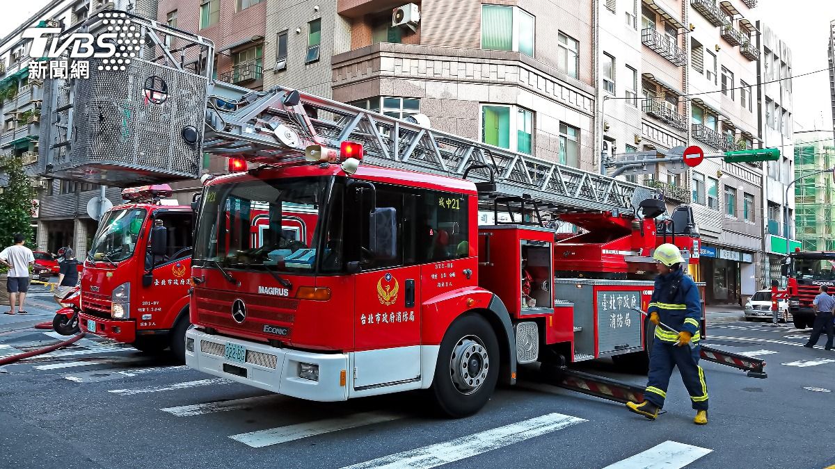 新北女心情不好就跨坐在13樓女兒牆，警消獲報趕緊抵達現場。（示意圖，與此事件無關／shutterstock達志影像）