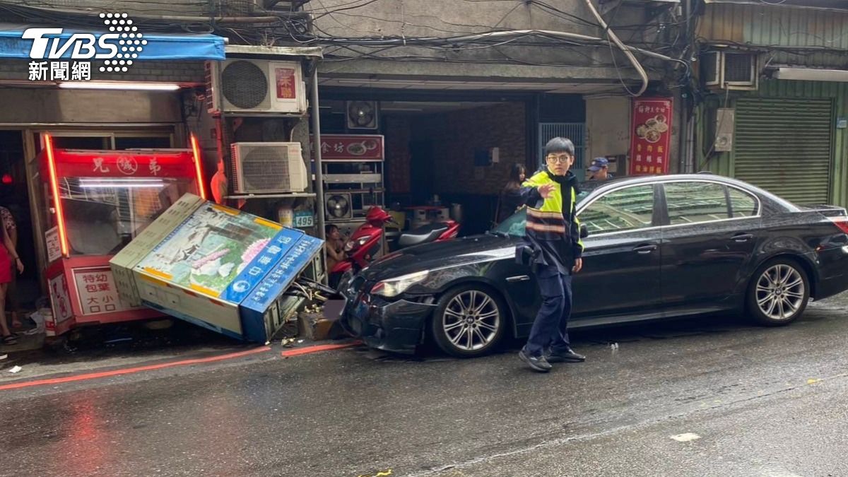 汐止BMW轎車自撞路邊變電箱波及一旁檳榔攤。（圖／TVBS）