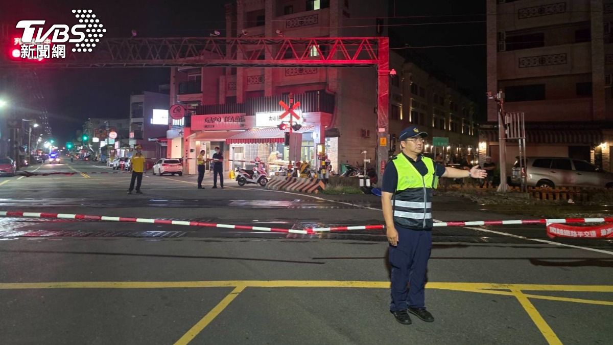 高雄一名男子騎腳踏車闖平交道遭火車撞飛亡。（圖／TVBS）