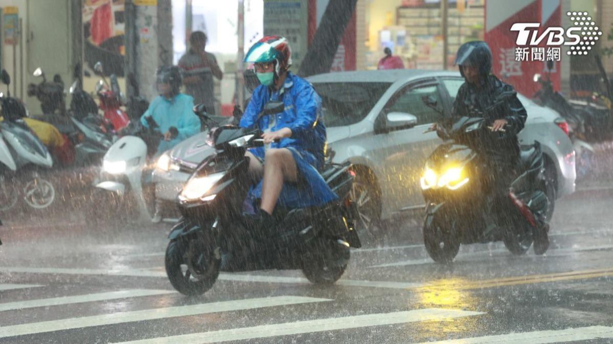 小心強降雨彈。（資料圖／黃城碩攝）