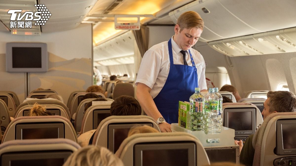 美國乘客提告達美航空，指控其空服員在推飲料推車時，多次撞擊到她，造成其肩膀受傷。（示意圖／達志影像Shutterstock）