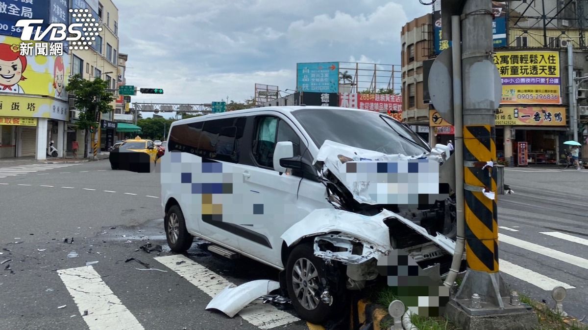 宜蘭5車連環車禍，身障復康巴士衝分隔島。（圖／TVBS）