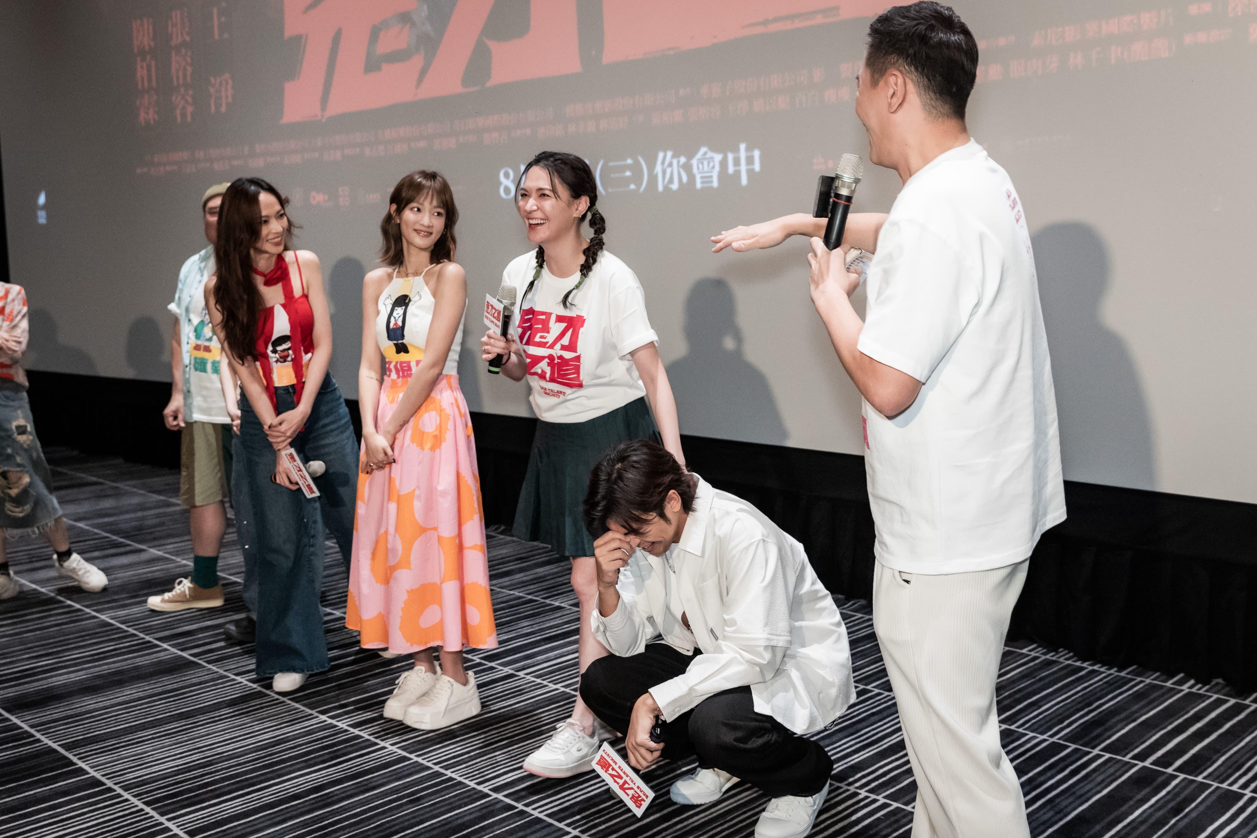 陳柏霖（右二）於《鬼才之道》中演唱洗腦神曲「愛的視線」遭吐槽是「煩躁系歌手」。（圖／牽猴子提供）