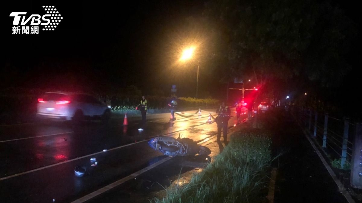 現場還遺留著潘姓騎士的安全帽與機車車殼。(圖/TVBS)