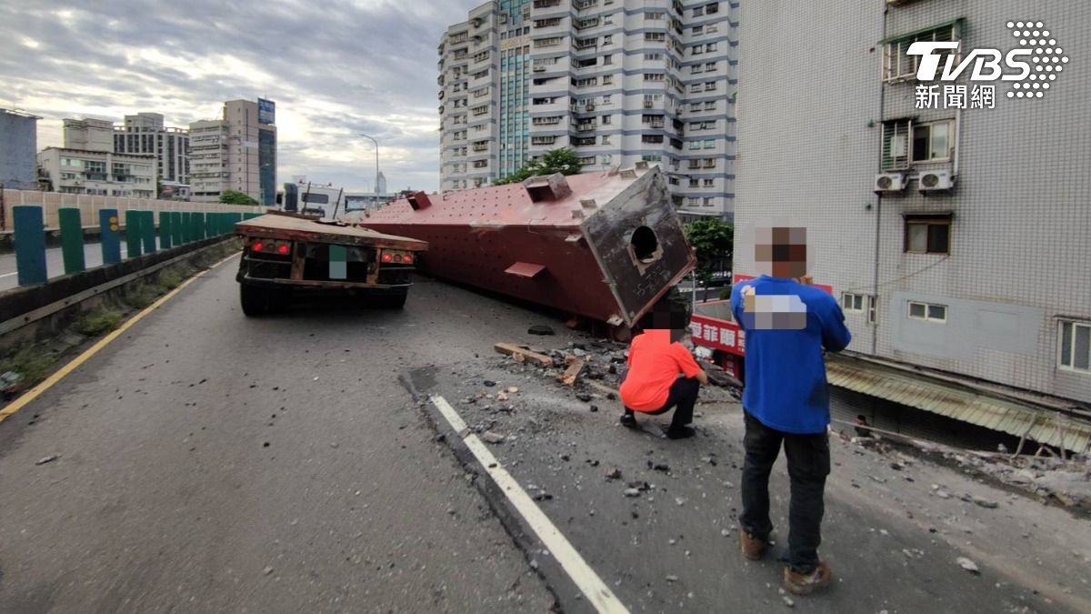 載運鋼樑的聯結車不明原因翻覆，撞破忠孝橋護欄。（圖／TVBS）