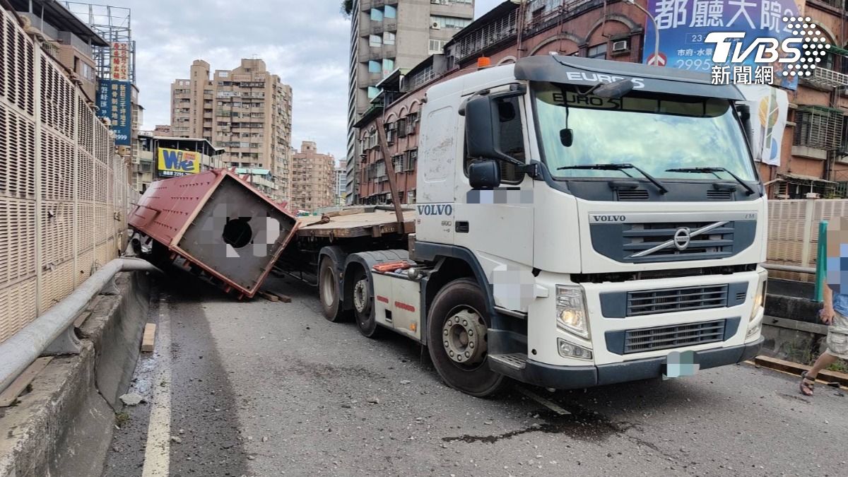 忠孝橋部分路面與護欄遭鋼梁砸毀，用路人通勤可改走3條替代道路。（圖／TVBS）