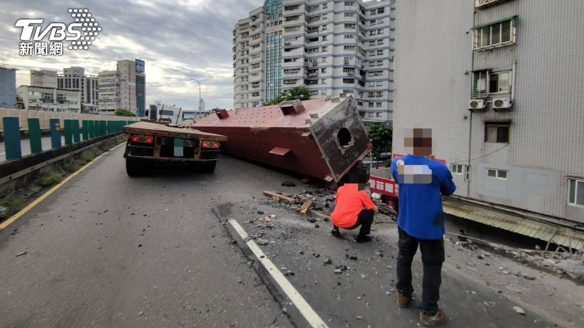 鋼樑掉落砸破台1線護欄，造成車流回堵。（圖／TVBS）