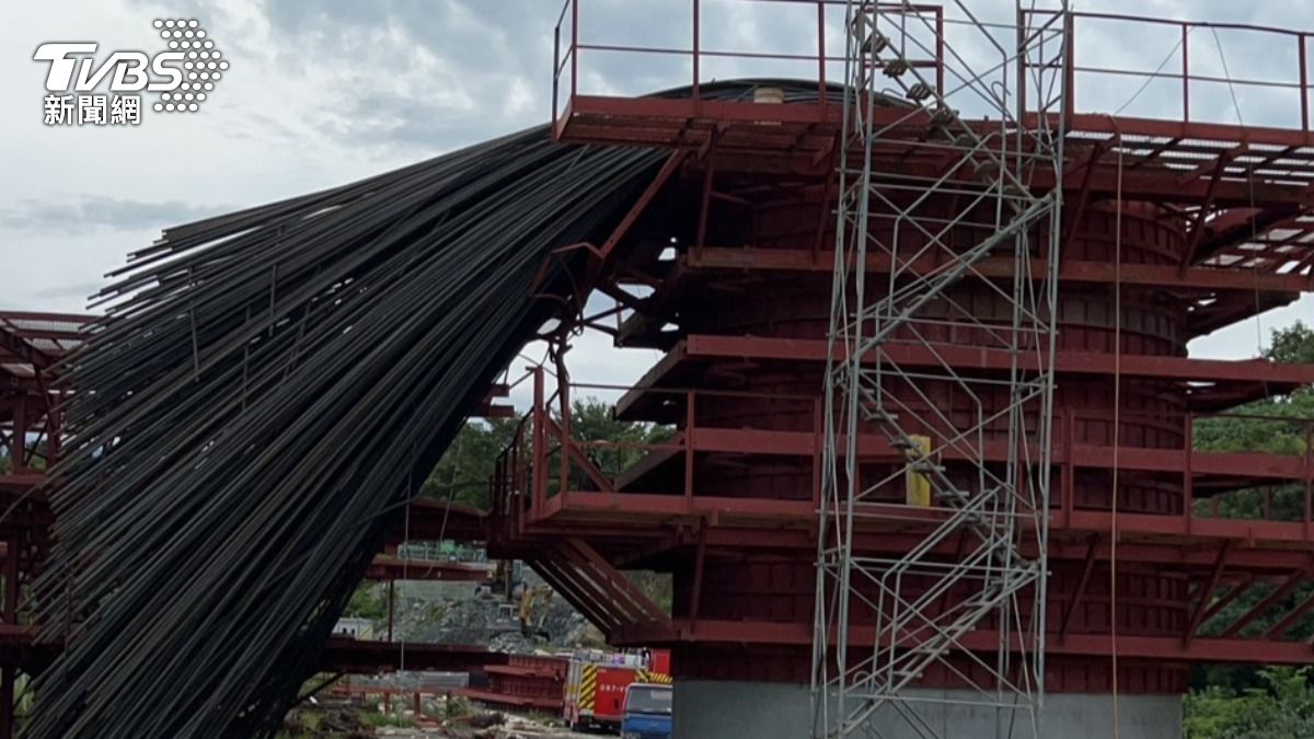 鋼筋夾壓造成死傷。（圖／TVBS）