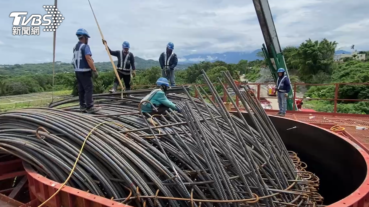 現場將鋼筋卸載救援。（圖／TVBS）