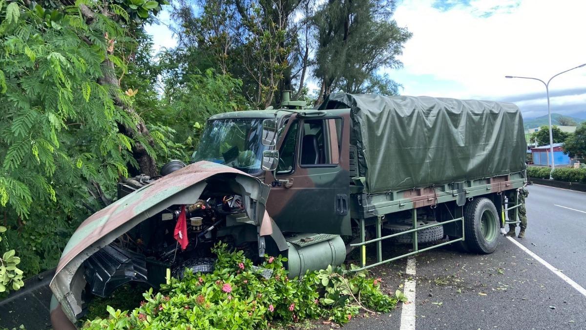 八軍團軍車失控撞樹。（圖／民眾提供）