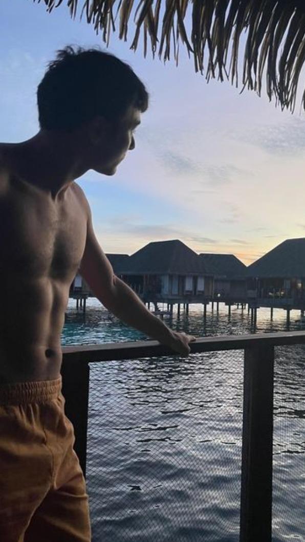 鳳小岳曬出六塊肌。(圖/翻攝自鳳小岳臉書)