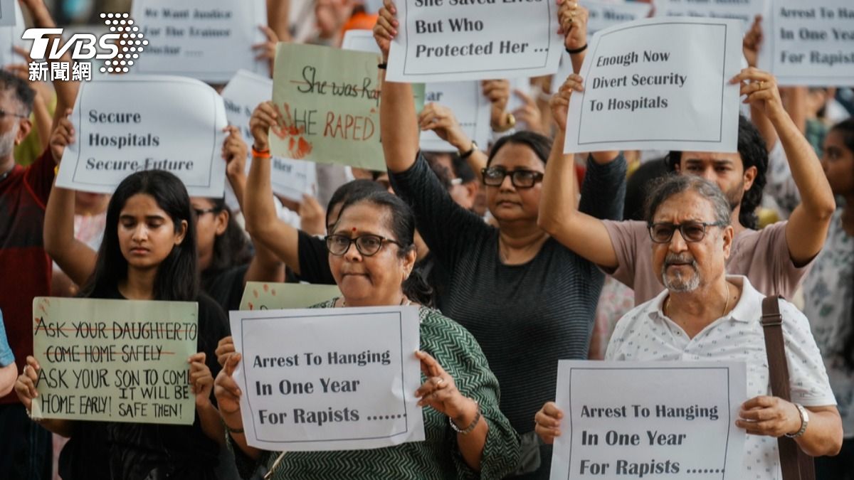 印度日前因為一名女醫生遭性侵殺害，引發全民抗議。（圖／達志影像美聯社）