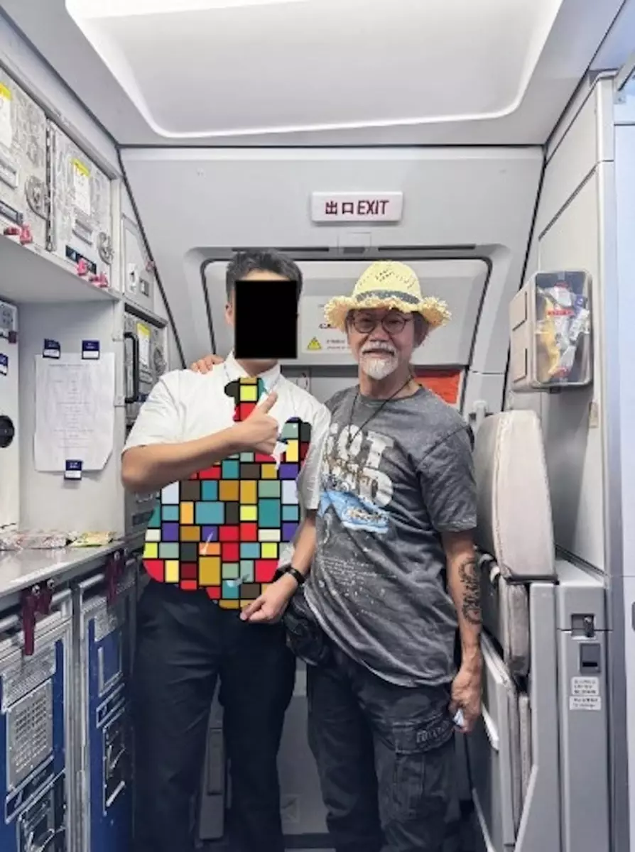 元華親切與空服員合照。（圖／翻攝自微博）