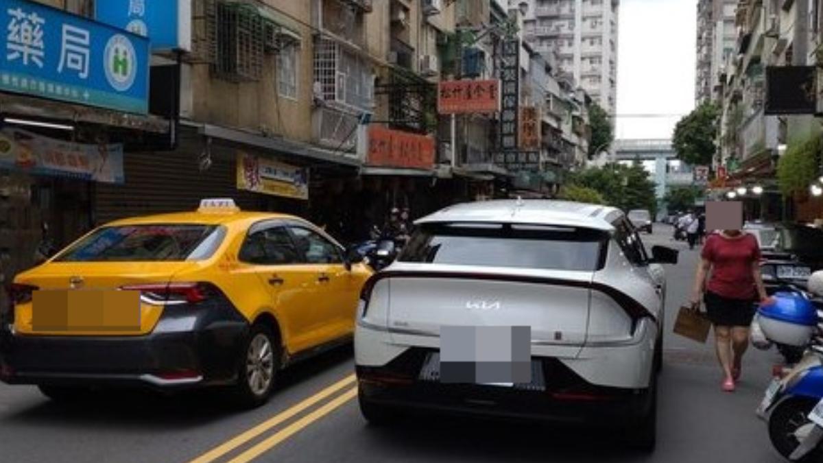 白色轎車違停馬路中央，直接下車到藥局購物。（圖／翻攝自PTT）