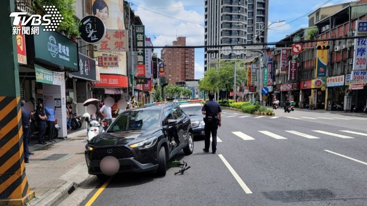 多元計程車闖紅燈迴轉撞上電動滑板車，2名駕駛都挨罰。（圖／TVBS）