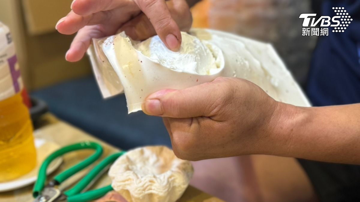 郭志忠老師談「鹽之花千層蛋塔」製作的眉角。（圖／林雅婷攝）