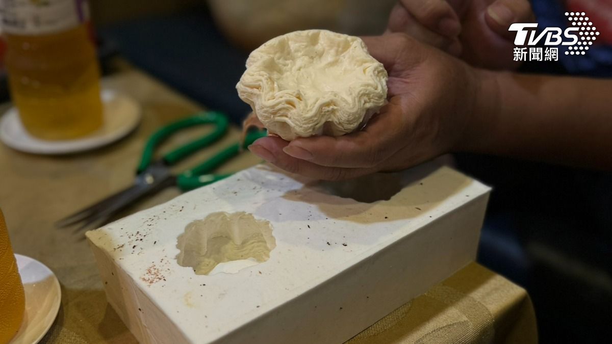 每一顆蛋塔都是人工上色。（圖／林雅婷攝）