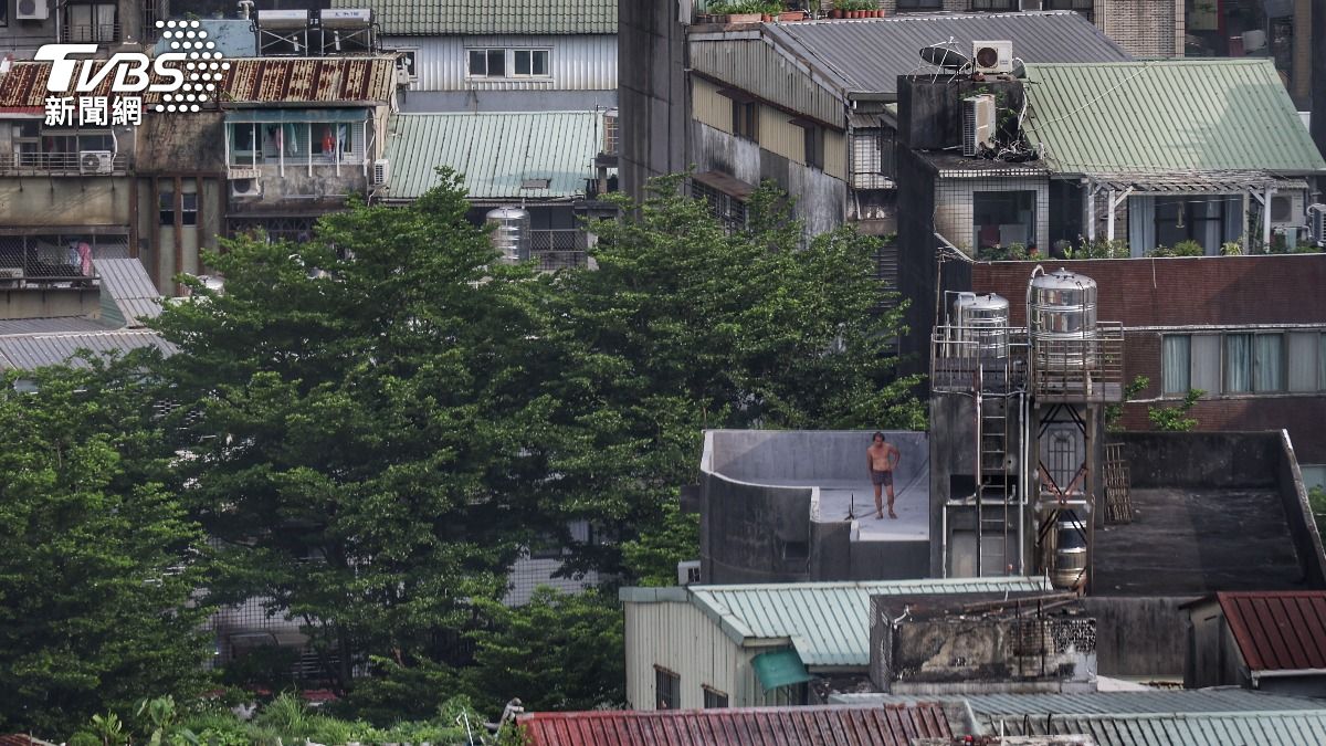 央行要求各家銀行控管不動產貸款數量，降溫房市，地政士則指出目前中古屋市場從簽約到交屋，都延遲3個月至半年。（圖／TVBS）