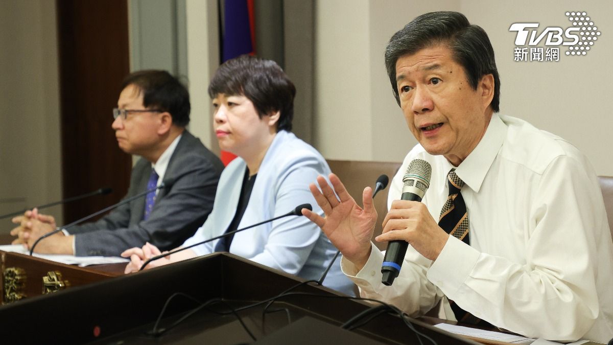 針對幼兒園餵藥案，監察院通過糾正，22日下午由監委蔡崇義（右起）、葉大華、林郁容說明。（圖／中央社）