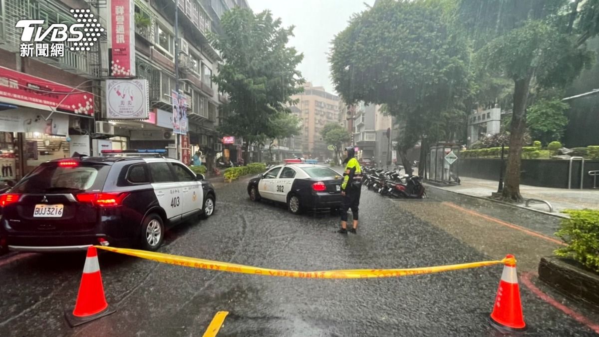 新北市永和國光路淹水警方緊急拉起封鎖線禁止車輛通行。（圖／TVBS）