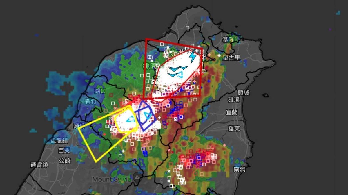 北部地區一分鐘發生超過400次閃電。（圖／翻攝自臉書「天氣風險 WeatherRisk」）