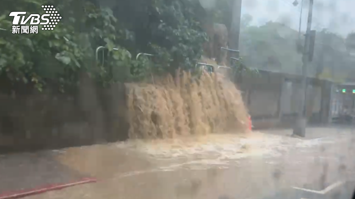 大雷雨轟炸雙北，邊坡變瀑布。（圖／TVBS）