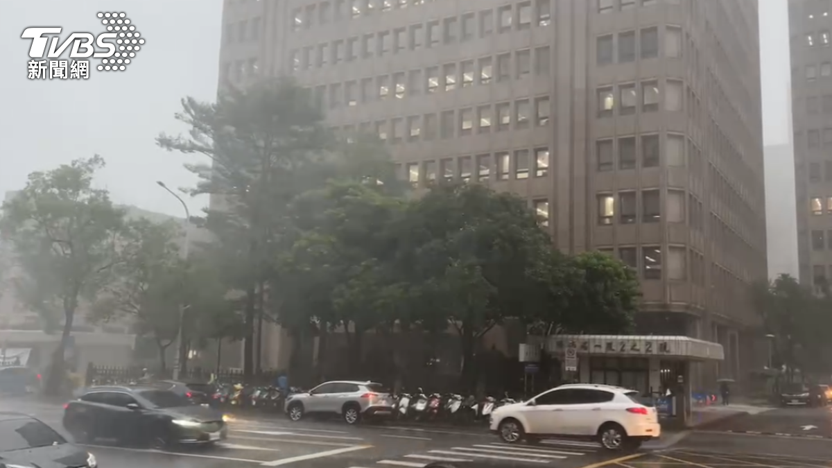 暴雨讓民眾直呼根本像是颱風等級。（圖／TVBS）